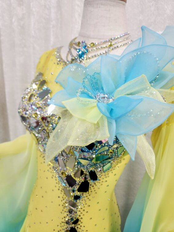 【試着・レンタル・購入】対照的な色彩で軽快に感じるスタンダードドレス - 画像 (5)