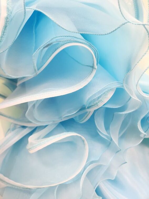 【試着・レンタル・購入】対照的な色彩で軽快に感じるスタンダードドレス - 画像 (6)