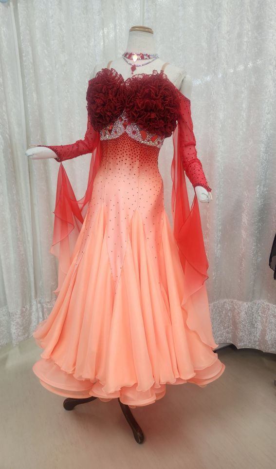 社交ダンスドレスって普通のドレスと何が違う？日本製と海外製の違いは？