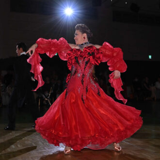 村田恭子先生ご愛用｜華やかさ際立つ赤のスタンダードドレス