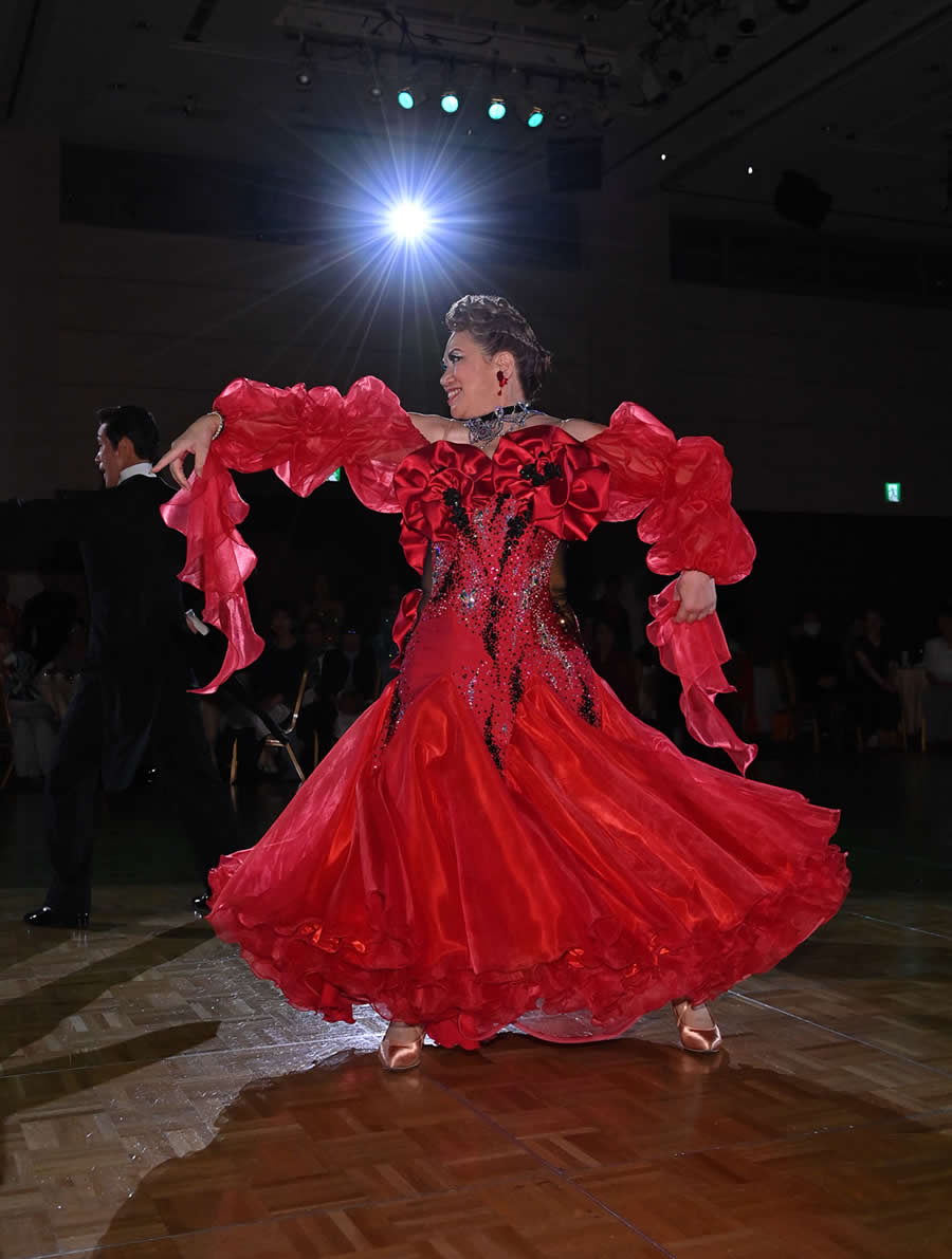 村田恭子先生ご愛用｜華やかさ際立つ赤のスタンダードドレス