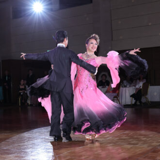 村田恭子先生ご愛用｜黒のグラデーションが映えるピンクのスタンダードドレス