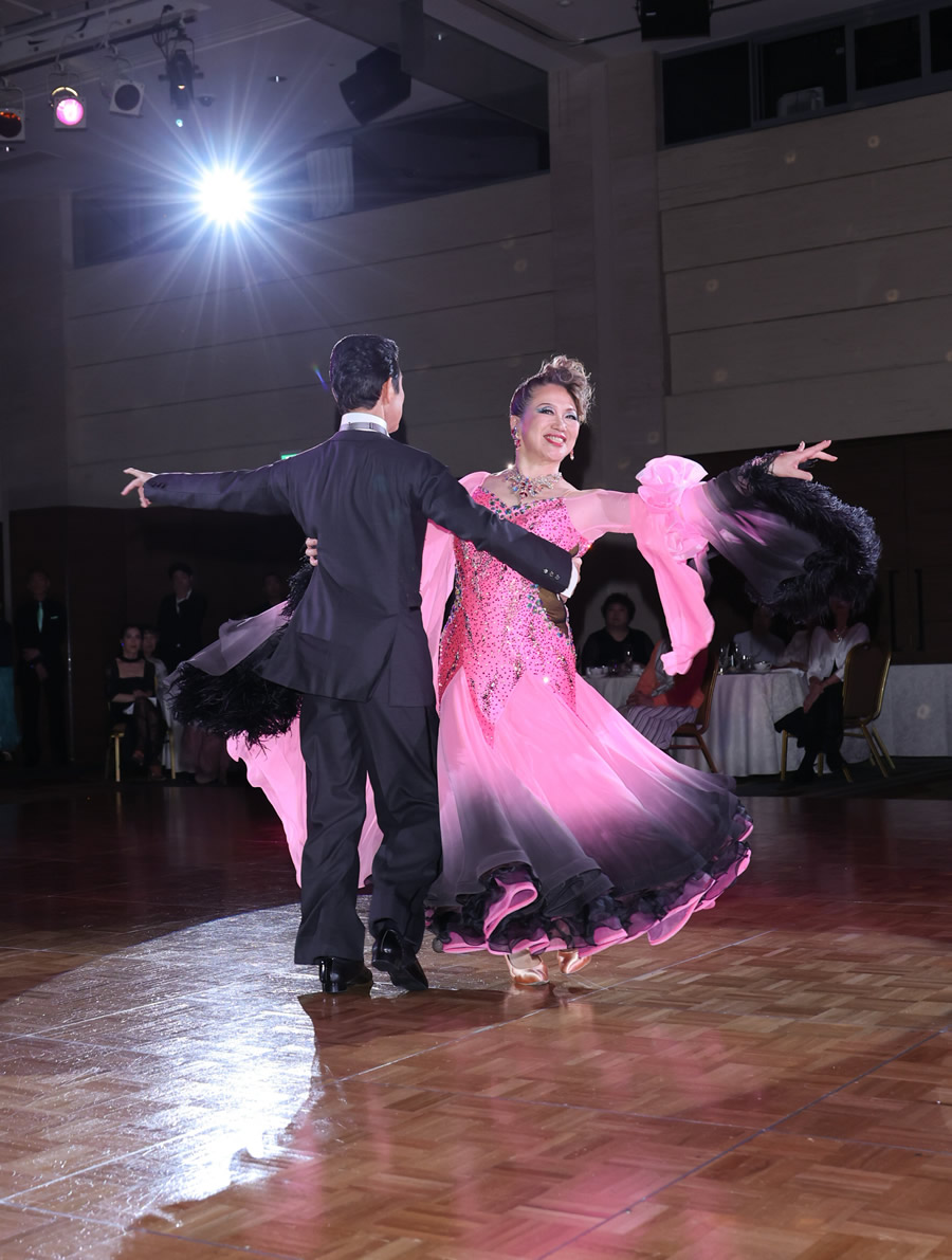 村田恭子先生ご愛用｜黒のグラデーションが映えるピンクのスタンダードドレス