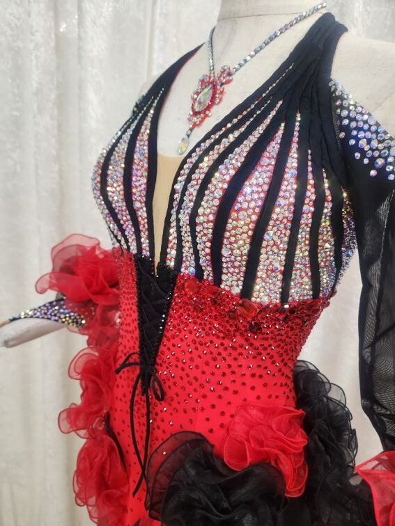 【試着・レンタル・購入】赤黒のLサイズロングルンバドレス - 画像 (5)