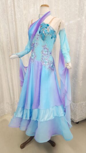 【試着・レンタル・購入】ホルターネックの軽量スタンダードドレス