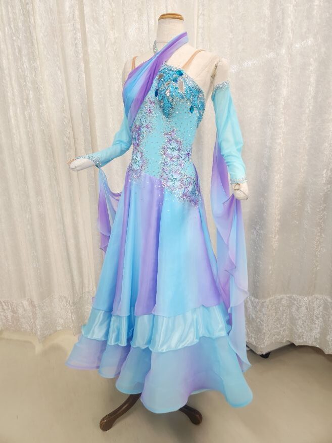 【試着・レンタル・購入】ホルターネックの軽量スタンダードドレス