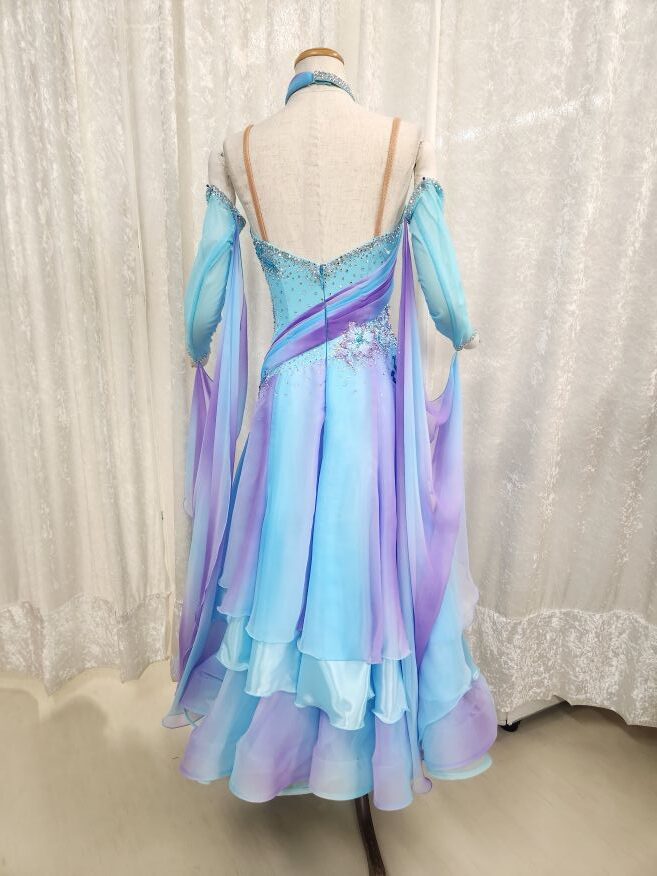 【試着・レンタル・購入】ホルターネックの軽量スタンダードドレス - 画像 (3)