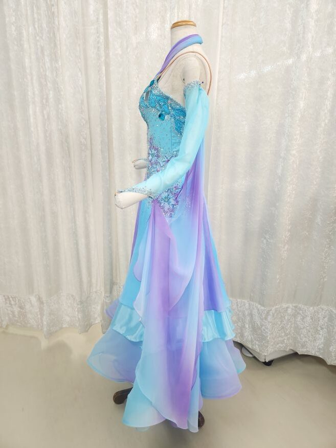 【試着・レンタル・購入】ホルターネックの軽量スタンダードドレス - 画像 (4)