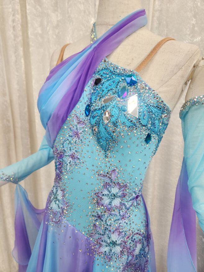 【試着・レンタル・購入】ホルターネックの軽量スタンダードドレス - 画像 (5)