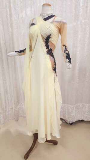 【試着・レンタル・購入】クリーム色のアメリカンスムースドレス