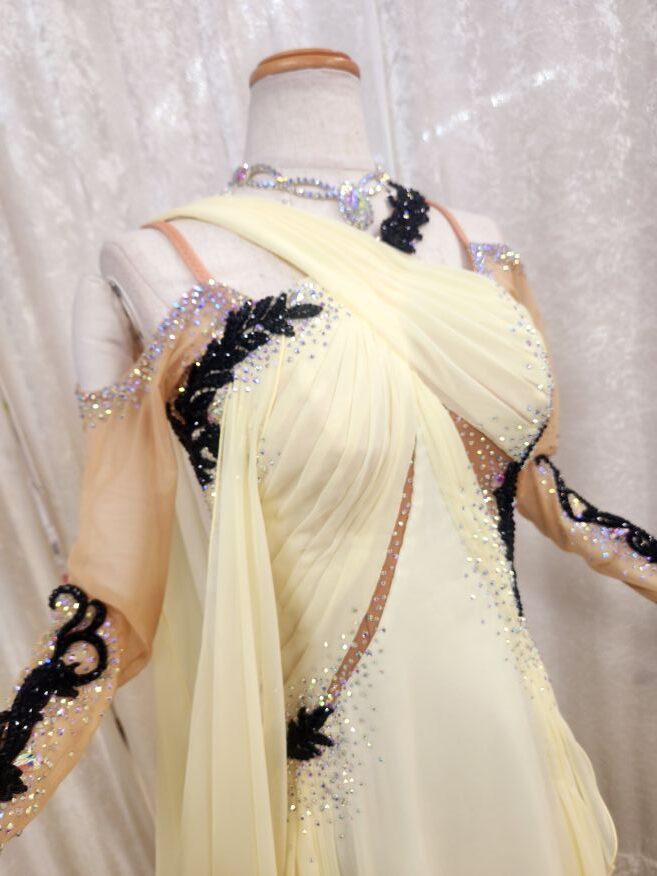 【試着・レンタル・購入】クリーム色のアメリカンスムースドレス - 画像 (5)