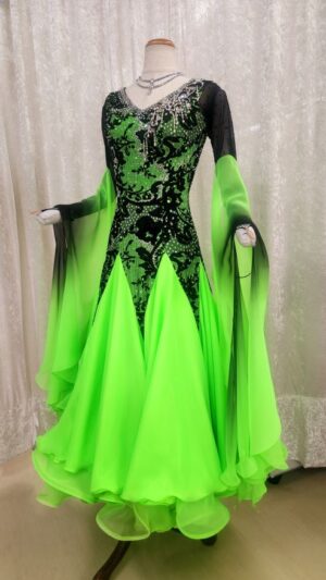 【試着・レンタル・購入】ボディーが黒で引き締まってみえる蛍光グリーンのスタンダードドレス