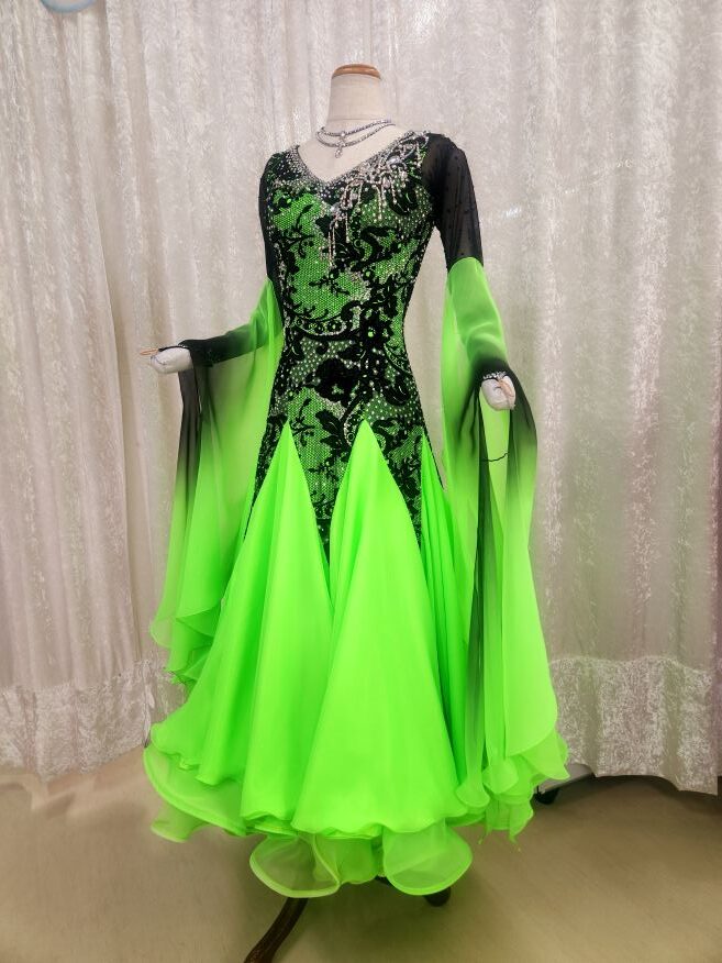 【試着・レンタル・購入】ボディーが黒で引き締まってみえる蛍光グリーンのスタンダードドレス