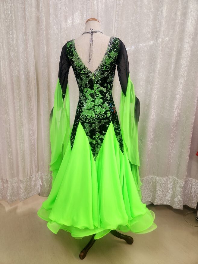 【試着・レンタル・購入】ボディーが黒で引き締まってみえる蛍光グリーンのスタンダードドレス - 画像 (3)