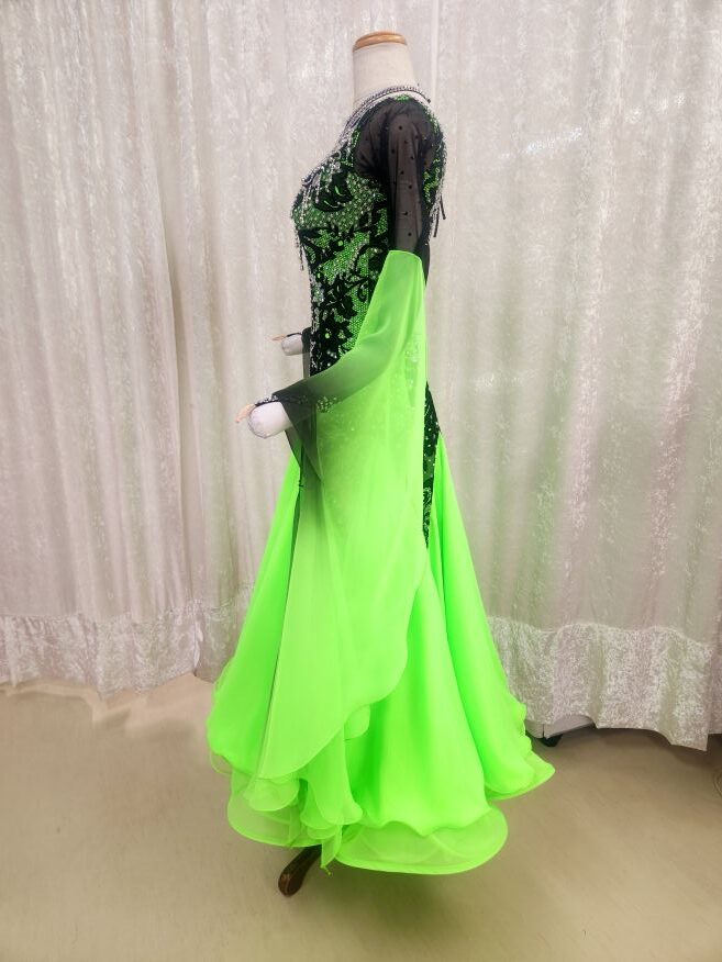 【試着・レンタル・購入】ボディーが黒で引き締まってみえる蛍光グリーンのスタンダードドレス - 画像 (4)