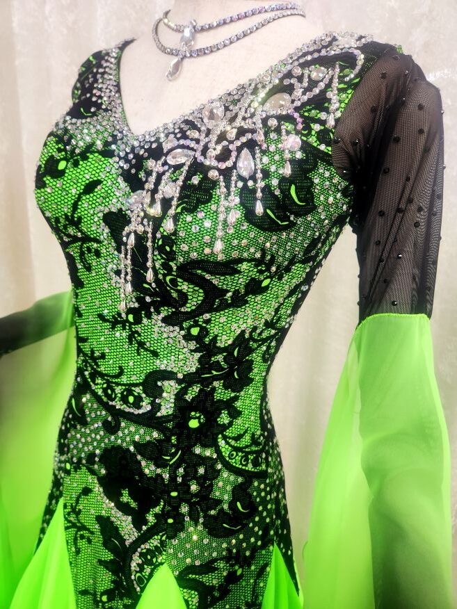 【試着・レンタル・購入】ボディーが黒で引き締まってみえる蛍光グリーンのスタンダードドレス - 画像 (5)
