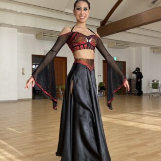 舞夢先生ご愛用｜赤×黒ストーン入りラテンドレスで魅せる“存在感”