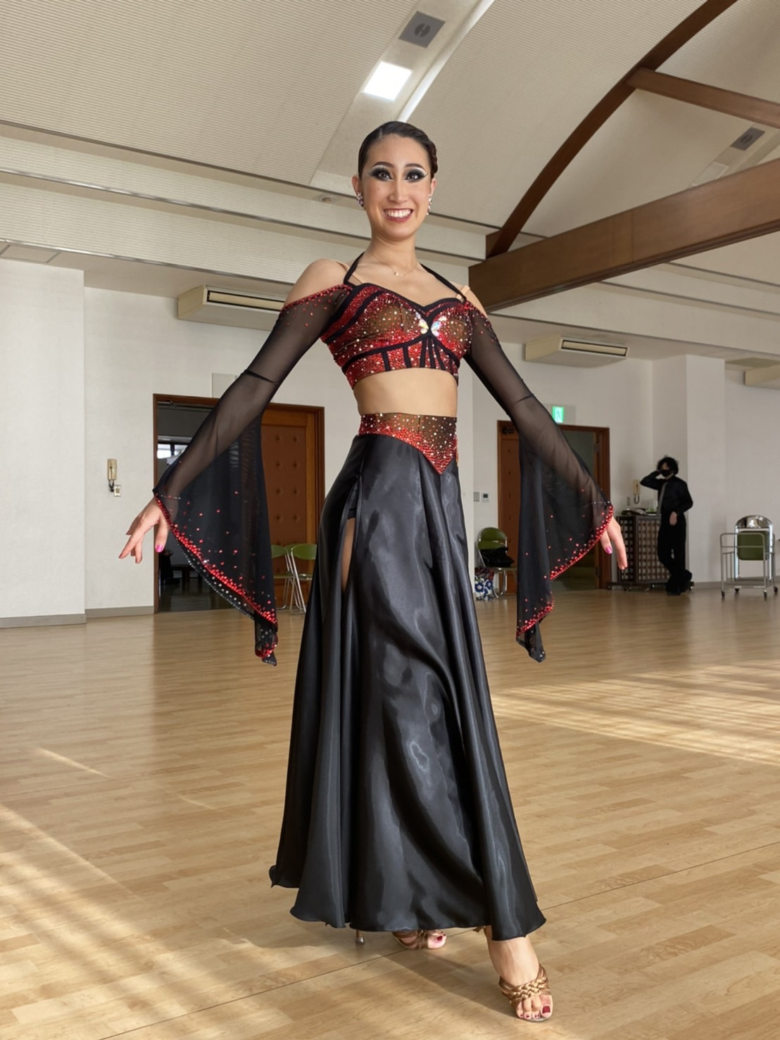 舞夢先生ご愛用｜赤×黒ストーン入りラテンドレスで魅せる“存在感”